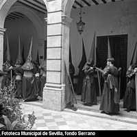 Formación de los tramos de nazarenos en uno de los patios interiores de la antigua Fábrica de Tabacos. 1968 ©ICAS-SAHP, Fototeca Municipal de Sevilla, fondo Serrano