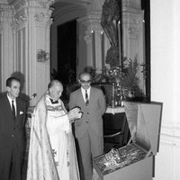 Bendición de la nueva corona de camarín de la Virgen de la Angustia, obra de Emilio García Armenta. Octubre de 1969 ©ICAS-SAHP, Fototeca Municipal de Sevilla, fondo Gelán