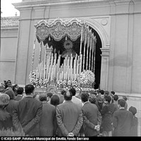 La Virgen de la Angustia cuando aún efectuaba su salida por la puerta trasera de la Capilla de los Estudiantes. 1969 ©ICAS-SAHP, Fototeca Municipal de Sevilla, fondo Serrano