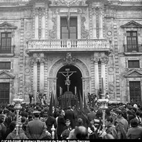 Primera salida de la Hermandad de Los Estudiantes desde el Rectorado de la Universidad. 1972 ©ICAS-SAHP, Fototeca Municipal de Sevilla, fondo Serrano