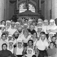 Primera cuadrilla de hermanos costaleros que portaron al Santísimo Cristo de la Buena Muerte el 17 de abril de 1973 ©ICAS-SAHP, Fototeca Municipal de Sevilla, fondo Serrano