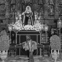 Los titulares de la Hermandad de Los Estudiantes presiden los cultos en el Altar Mayor de la Catedral. 1975-1979 ©ICAS-SAHP, Fototeca Municipal de Sevilla, fondo Serrano