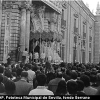 Salida de la Virgen de la Angustia de la Hermandad de Los Estudiantes del Rectorado de la Universidad. 1978 ©ICAS-SAHP, Fototeca Municipal de Sevilla, fondo Serrano