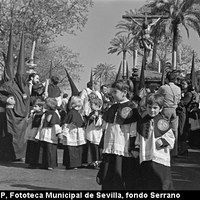 Los monaguillos del paso del Cristo de la Buena Muerte, una escuela de cofrades. 1980 ©ICAS-SAHP, Fototeca Municipal de Sevilla, fondo Serrano