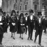 Representación municipal en los Oficios del Jueves Santo. En el centro, las concejalas Diana García de Pesquera, María Luisa Seras y Pilar Tavira, primeras representantes femeninas en el Ayuntamiento de Sevilla. 1928 ©ICAS-SAHP, Fototeca Municipal de Sevilla, fondo Serrano