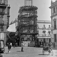 Para ocupar el espacio que en 1927 había dejado la manzana de casas entre las calles Sierpes y Francisco Bruna, se convocó en 1934 un concurso con participación de los más prestigiosos arquitectos. El ganador, Aurelio Gómez Millán, ideó un edificio de corte ecléctico que no convenció a nadie. Esto último, la guerra civil y la escasez de los años que siguieron hicieron que la estructura fuera derribada en 1943.  ©ICAS-SAHP, Fototeca Municipal de Sevilla, fondo Serrano 