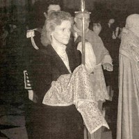 La primera mujer en procesionar con la espada de San Fernando fue la teniente de alcalde de Sevilla Soledad Becerril Bustamante. 1993 ©ICAS-SAHP, Hemeroteca Municipal de Sevilla, colección ABC, foto J.M. Serrano