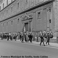 Vista general de la procesión por las gradas altas en la actual Avenida de la Constitución. 1967 ©ICAS-SAHP, Fototeca Municipal de Sevilla, fondo Cubiles