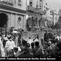Procesión del Corpus Christi. La custodia de Arfe en la Plaza del Salvador.  Los balcones de la plaza aparecen engalanados con colgaduras con motivo del paso del cortejo. 1927.  ©ICAS-SAHP, Fototeca Municipal de Sevilla, fondo Serrano