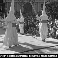 Nazarenos del paso de la Borriquita de la Hermandad del Amor en la ”rampa” del Salvador, icono de la Semana Santa, en una insólita salida el Jueves Santo a causa de la lluvia del Domingo de Ramos. 1945. ©ICAS-SAHP, Fototeca Municipal de Sevilla, fondo Serrano 