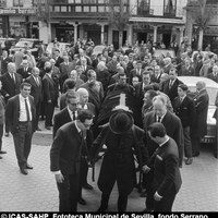 Funeral de Pedro Armero Manjón, conde de Bustillo, en la iglesia del Salvador. El que fuera alcalde de Sevilla (1926-1927) y fundador del colegio de los Salesianos de Triana fue enterrado con el hábito de la Orden de Calatrava y con el rito funerario de la Hermandad de la Caridad. Febrero 1967 ©ICAS-SAHP, Fototeca Municipal de Sevilla, fondo Serrano