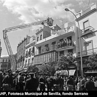 Demostración del Servicio de Incendios del Ayuntamiento de Sevilla en la plaza del Salvador con motivo del día de su patrón, San Juan de Dios. Marzo 1980. ©ICAS-SAHP, Fototeca Municipal de Sevilla, fondo Serrano