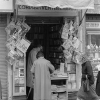Compra y venta de libros antiguos en las pequeñas tiendas de la trasera de la iglesia del Salvador. 1964  ©ICAS-SAHP, Fototeca Municipal de Sevilla, fondo Gelán