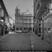 El edificio regionalista de José Espiau para los almacenes “Pedro Roldán“ preside majestuoso la plaza donde se aprecia ya un aparcamiento para automóviles. A la izquierda, las tiendecitas de la trasera de la iglesia colegial, ocupadas principalmente por platerías y a la derecha asoma el primer negocio de lanas abierto en la ciudad. 1971 ©ICAS-SAHP, Fototeca Municipal de Sevilla, fondo Serrano