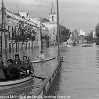 7. Calle Luis Montoto. Embarcaciones de todo tipo, algunas suministradas por la Comandancia de Marina, colaboraron ayudando a las víctimas. El nivel del agua tapa casi por completo algunos vehículos. 26 de noviembre de 1961 ©ICAS-SAHP, Fototeca Municipal de Sevilla, archivo Serrano