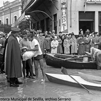 9. Barrio de San Bernardo. Dotaciones de remeros y piragüistas, con las embarcaciones ligeras del Frente de Juventudes y del Club Náutico, trabajaron como voluntarios llevando comidas a los necesitados. 26 de noviembre de 1961 ©ICAS-SAHP, Fototeca Municipal de Sevilla, archivo Serrano