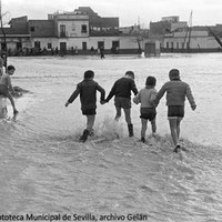 10. La inundación convertida en diversión para estos niños en el cruce de las actuales Ronda del Tamarguillo, calle Paulo Orosio y el barrio del Cerro del Águila. Noviembre de 1961 ©ICAS-SAHP, Fototeca Municipal de Sevilla, archivo Gelán