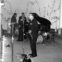 17. Bobby Deglané, promotor de la Operación Clavel, extiende un mensaje de solidaridad desde las ondas de Radio España de Madrid en colaboración con Radio Nacional de España en Sevilla. Diciembre de 1961 ©ICAS-SAHP, Fototeca Municipal de Sevilla, archivo Serrano