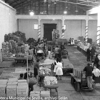 18. Las naves de las Galerías Comerciales de la antigua avenida de la Raza, en el Sector Sur, sirvieron de almacén y centro neurálgico para la distribución de los productos llegados desde todo el país. 21 de diciembre de 1961 ©ICAS-SAHP, Fototeca Municipal de Sevilla, archivo Gelán