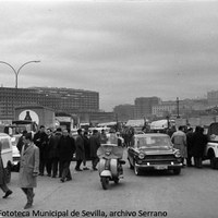 20. Salida de la caravana de la Operación Clavel. Más de cien vehículos transportan alimentos, enseres y juguetes. Madrid. 18 de diciembre de 1961 ©ICAS-SAHP, Fototeca Municipal de Sevilla, archivo Serrano