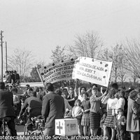 22. El público esperando la llegada de la caravana en las inmediaciones del cortijo de la Gota de Leche. 19 de diciembre de 1961 ©ICAS-SAHP, Fototeca Municipal de Sevilla, archivo Cubiles