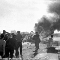 23. Accidente de la avioneta que cubría la información de la Operación Clavel. El aparato cayó junto al arroyo Tamarguillo en la zona conocida como Huerta de los Flamencos y delante del puente llamado del Arzobispo. 19 de diciembre de 1961 ©ICAS-SAHP, Fototeca Municipal de Sevilla, archivo Cubiles