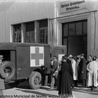 25. Traslado de los heridos al Equipo Quirúrgico Municipal. En él colaboraron también las ambulancias de las fuerzas aéreas norteamericanas. 19 de noviembre de 1961. ©ICAS-SAHP, Fototeca Municipal de Sevilla, archivo Cubiles