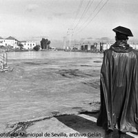 28. Tras la catástrofe, la amenaza de nuevas inundaciones persiste. En enero de 1962 el arroyo Tamarguillo vuelve a crecer peligrosamente ante la atenta mirada de la Guardia Civil y los vecinos del Cerro del Águila, Ciudad Jardín y Amate. ©ICAS-SAHP, Fototeca Municipal de Sevilla, archivo Gelán