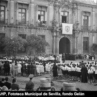 Concentración y procesión infantil en la plaza Virgen de los Reyes con motivo del centenario de la Santa Infancia. El cardenal Pedro Segura se dirige al público desde el balcón del Palacio Arzobispal. Pintadas con las palabras Franco, Franco, Franco en la fachada del palacio. 30 de mayo de 1953. ©ICAS-SAHP, Fototeca Municipal de Sevilla, fondo Gelán