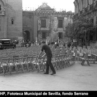 Semana Santa de 1961. Colocación de sillas en la plaza Virgen de los Reyes. ©ICAS-SAHP, Fototeca Municipal de Sevilla, fondo Serrano