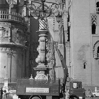 Cambio de bombillas en la fuente-farola de la plaza Virgen de los Reyes realizado por un operario en un camión-grúa de la empresa F. Benito-Delgado S.A. 1968. ©ICAS-SAHP, Fototeca Municipal de Sevilla, fondo Gelán