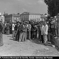 Manifestación de obreros en paro durante el reparto de bonos en el Paseo de Cristina.  26 de septiembre de 1931 ©ICAS-SAHP, Fototeca Municipal de Sevilla, fondo  Sánchez del Pando