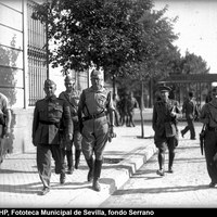 Francisco Franco a su llegada al cuartel general en el Palacio de Yanduri el  7 de agosto de 1936. Se trata del primer cuartel general de Franco en la península tras el estallido de la Guerra Civil  ©ICAS-SAHP, Fototeca Municipal de Sevilla, fondo Serrano