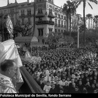 Clausura de la Santa Misión. Acto celebrado en la Puerta de Jerez y oficiado por el cardenal José María Bueno Monreal y presidido por el paso de la Virgen de los Reyes. 14 de febrero de 1965 ©ICAS-SAHP, Fototeca Municipal de Sevilla, fondo Serrano
