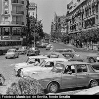 Intenso tráfico rodado en la Puerta de Jerez dirigido por un guardia urbano. Junio de 1968 ©ICAS-SAHP, Fototeca Municipal de Sevilla, fondo Serafín