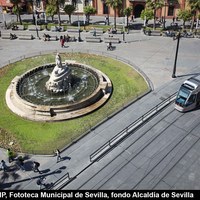 Tras la peatonalización del eje San Fernando-Puerta de Jerez-Avenida de la Constitución-Plaza Nueva inaugurada en 2007, la fisonomía y el uso público de la Puerta de Jerez cambia definitivamente.  Marzo de 2012 ©ICAS-SAHP, Fototeca Municipal de Sevilla, fondo Alcaldía de Sevilla 