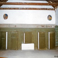 Sala de la ropería antes de su restauración, con buena parte de las pinturas cubiertas de cal. ©Gloria Centeno19.jpg
