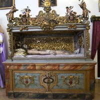 28. Urna con Cristo muerto, que se veneraba en la planta baja del claustro de Santa Clara, actualmente en el Monasterio de Santa María de Jesús. ©ICAS-SAHP, Reprografía (Antonio Brenes)