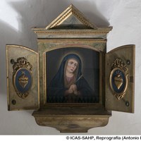 30. Pintura de la Virgen Dolorosa en su altar con puertas, procedente de Santa Clara, actualmente en el Monasterio de Santa María de Jesús. ©ICAS-SAHP, Reprografía (Antonio Brenes)