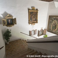 31. Escalera del Monasterio de Santa María de Jesús con obras de arte procedentes del Monasterio de Santa Clara. ©ICAS-SAHP, Reprografía (Antonio Brenes)