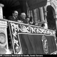 3. Los reyes Alfonso XIII y Victoria Eugenia acompañados del presidente del gobierno Miguel Primo de Rivera en el palco real de la plaza de toros de la Real Maestranza. 20/04/1925 ©ICAS-SAHP, Fototeca Municipal de Sevilla, fondo Serrano