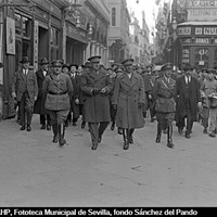 5. En la calle Sierpes, acompañado por el general Saro y el alcalde Agustín Vázquez Armero, tras asistir a un banquete en honor de prestigiosos militares. 28/11/1925 ©ICAS-SAHP, Fototeca Municipal de Sevilla, fondo Sánchez del Pando