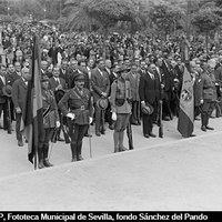 18. Fiesta del Somatén en la plaza de América. Asistentes al acto en el que se imponen las medallas a las madrinas de los Somatenes de la región. 21/10/1928 ©ICAS-SAHP, Fototeca Municipal de Sevilla, fondo Sánchez del Pando