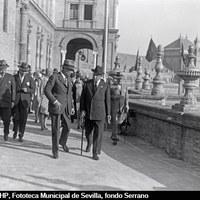 19. El presidente del Gobierno general Primo de Rivera visitando la Plaza de España acompañado por el comisario regio José Cruz Conde y otras autoridades. 4/05/1929 ©ICAS-SAHP, Fototeca Municipal de Sevilla, fondo Serrano