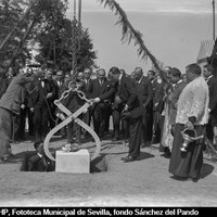 23. Alfonso XIII y el jefe del Gobierno general Primo de Rivera en la bendición de la primera piedra de la Colonia Reina María Cristina destinada a viviendas para los asociados a la Real Institución Cooperativa para Funcionarios del Estado, Provincia y Municipio. 13/05/1929 ©ICAS-SAHP, Fototeca Municipal de Sevilla, fondo Sánchez del Pando