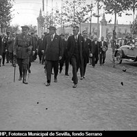 24.  El presidente del Consejo de Ministros general Miguel Primo de Rivera, acompañado del infante Carlos de Borbón y el comisario regio José Cruz Conde, visita el recinto de la Exposición Iberoamericana. En los aledaños del pabellón de Portugal. 1/10/1929 ©ICAS-SAHP, Fototeca Municipal de Sevilla, fondo Serrano