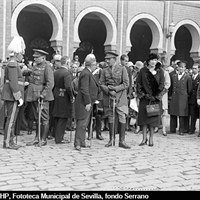 27. Recibimiento a los reyes Alfonso XIII y Victoria Eugenia en la estación de Plaza de Armas. El rey conversa con el alcalde Nicolás Díaz Molero y el presidente del Consejo de Ministros Primo de Rivera con el capitán general infante Carlos de Borbón. 22/10/1929 ©ICAS-SAHP, Fototeca Municipal de Sevilla, fondo Serrano