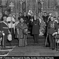 30. El presidente del Consejo de Ministros general Primo de Rivera y el cardenal Eustaquio Ilundáin en la capilla de la Virgen de la Antigua de la Catedral tras el acto de imposición de los collares de la orden de Isabel la Católica. 12/10/1929  ©ICAS-SAHP, Fototeca Municipal de Sevilla, fondo Sánchez del Pando