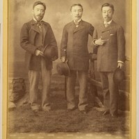 En 1882, veinte después de la publicación del trabajo de Velázquez y Sánchez, el Ayuntamiento recibió la visita de “otra embajada” japonesa, compuesta por el general Yda, embajador en París del emperador Meiji, y sus acompañantes, T. Ohhyama y el comandante Tasima, agregados de la embajada. El 23 de marzo el archivero municipal Luis Escudero y Peroso les mostró la carta japonesa en el Archivo Municipal, afirmando el embajador que la familia de Masamune conservaba recuerdos de aquel célebre viaje. ©ICAS-SAHP, Archivo Municipal de Sevilla.