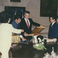 A lo largo del siglo XX varios miembros de la casa imperial japonesa visitaron Sevilla. Podemos destacar la que realizó en 1992 el príncipe Naruhito, príncipe heredero. El Alcalde, Sr. Rojas-Marcos, obsequió al hijo de emperador con un facsímil de la carta japonesa del Archivo Municipal editada con motivo de la Exposición Universal. Acompañan al Alcalde el jefe de Protocolo, D. Mauricio Domínguez Domínguez-Adame, y el jefe de la secretaría de la Alcaldía, D. José Contreras Rodríguez-Jurado. La escena se desarrolla en la sala capitular baja de las Casas Consistoriales.